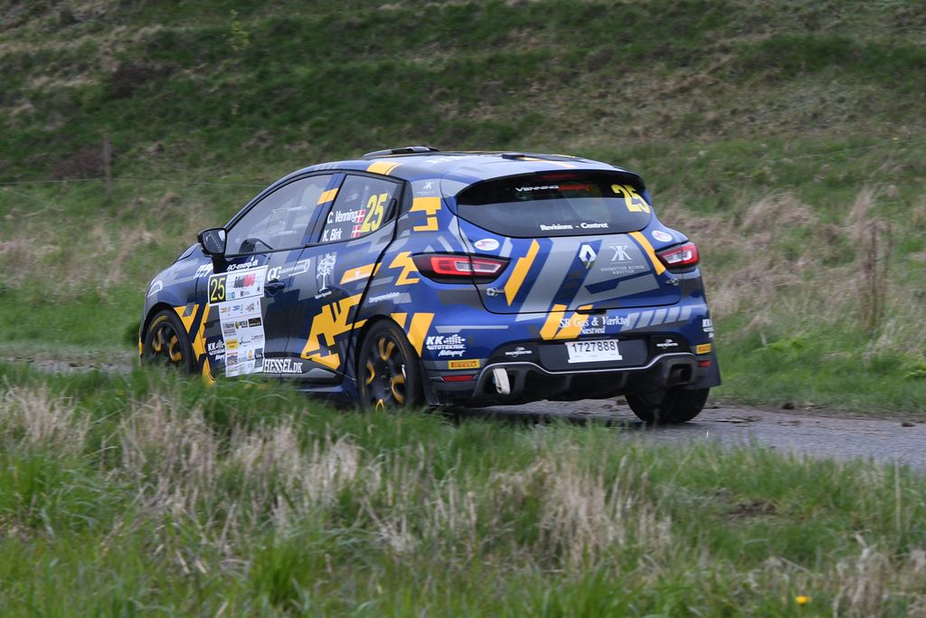 Konkurrenterne måtte se sig slået af Casper Venning og Kristian Birk i den hurtige Renault Clio R3T. Forkerte dæk på pjaskvåd asfalt er ikke optimalt, men i pausen fik de skiftet til regnvejrsdæk og kørte på dem resten af vejen til mål.
(Foto: Morten Dam)